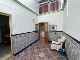 Casa a Puebla de Cazalla (La). Amplia propiedad en planta baja y primera con patio exterior