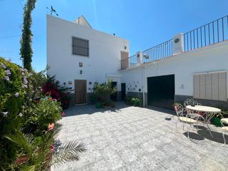Chalet in Osuna. Casa de campo con olivos en producción, placas solares y amplias