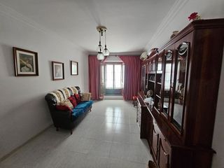 Casa a Osuna. Fantástica vivienda con 4 dormitorios, 2 baños, cochera, patio y