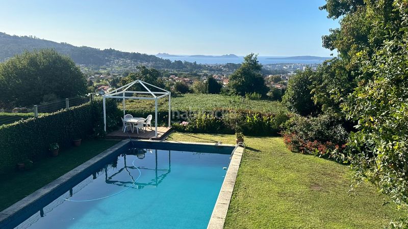 Foto 146c0b86-c669-49c0-b070-22e0419fa272. Xalet amb xemeneia calefacció aparcament piscina a Vigo