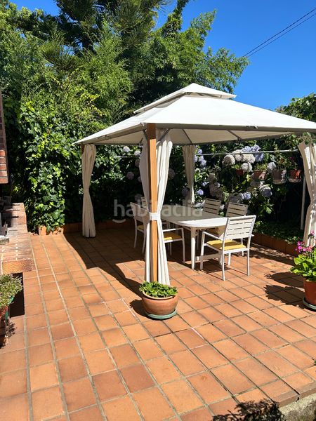 Foto 58456686-5203-4a9d-9040-3d0005445316. Xalet amb xemeneia calefacció aparcament piscina a Vigo