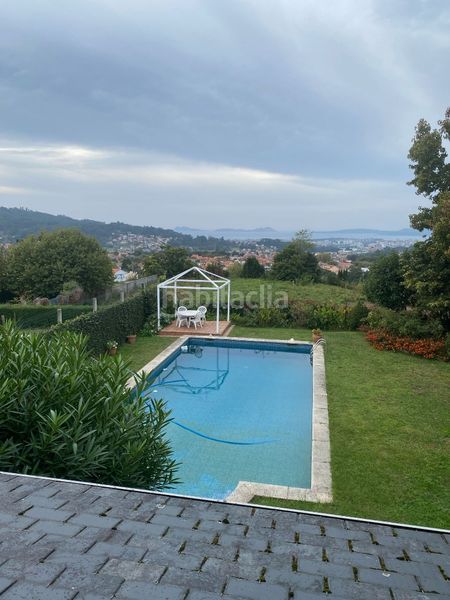 Foto e164f9a3-0008-443a-b1bf-5388d1f86284. Xalet amb xemeneia calefacció aparcament piscina a Vigo