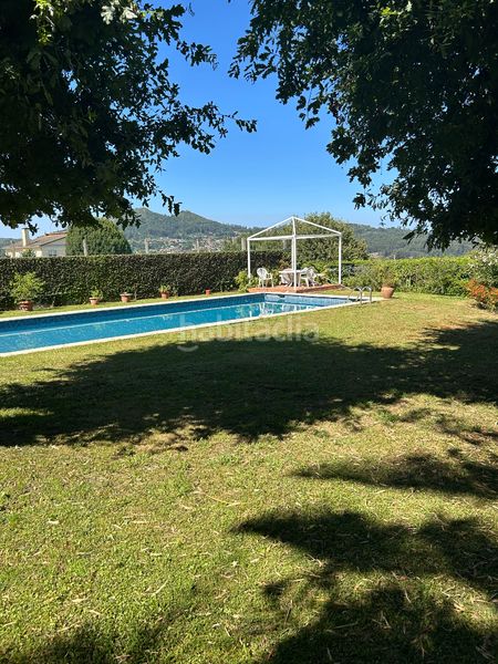 Foto eeca742f-384f-4df4-be37-dd7030cd44da. Xalet amb xemeneia calefacció aparcament piscina a Vigo