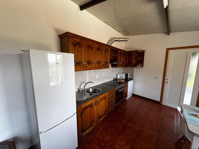 Foto bdad50fc-cdbd-43b9-a123-8715d8201446. Casa amb xemeneia aparcament a Moaña