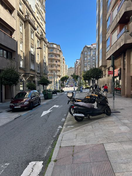 Foto a7b90bd3-49de-4cc6-9c5d-c8a522bc8623. Aparcament cotxe a rúa de bolivia 13 a Plaza España - Corte Inglés Vigo