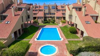 Duplex  Avenida dels arenals de mar. Donde el jardín se abre al mar un hogar con alma empordanesa