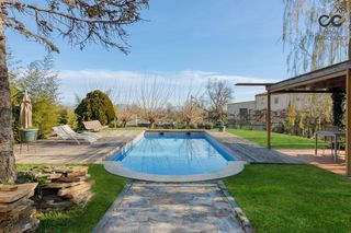 Masia a Vilamalla. Espacio con gran potencial, jardín privado y piscina comunitaria