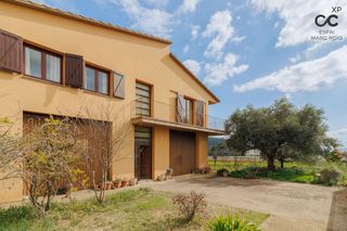 Casa in Maià de Montcal. Casa con terreno en un entorno natural privilegiado