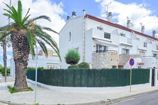 Chalet  Calle pla de roses. Tu nueva vida en la costa brava comienza aqu!