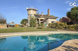 Maison à Pedret i Marzà. Refugio tranquilo en el alt empordà con espacio, luz y naturalez