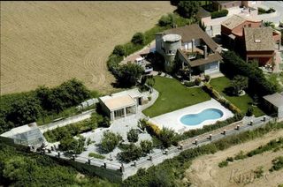 House in Pedret i Marzà. Refugio tranquilo en el alt empordà con espacio, luz y naturalez