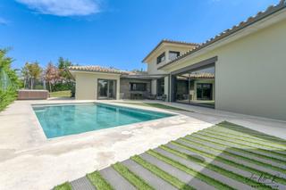 Chalet à Navata. Vivienda exclusiva en torremirona golf
