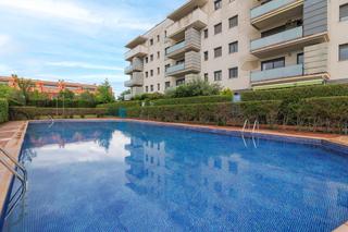Pis a Poble Nou-Olivar Gran. Luminoso y acogedor piso con parking y piscina comunitaria