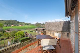 Country house in Boadella i les Escaules. Casa rústica de montaña con jardín y terraza orientada al sur