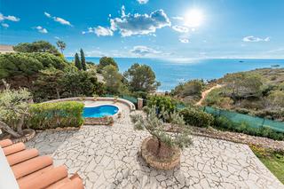 Xalet a Perelló (El). Espectacular villa justo encima del mar