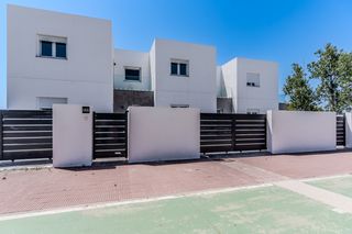 Semi detached house in Deltebre. Chalet junto al mar