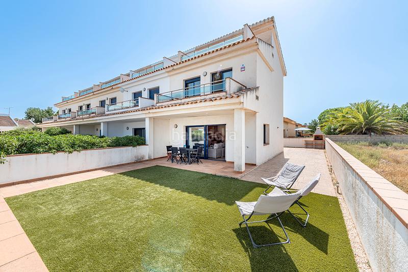 Foto 047e7094-5897-4e34-97d7-5bddac2c6ea4. Casa pareada chalet esquinero con vistas al mar en la preciosa urbanización de riumar en Deltebre