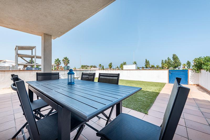 Foto 179ad275-90ad-4643-b333-992de687f994. Casa pareada chalet esquinero con vistas al mar en la preciosa urbanización de riumar en Deltebre