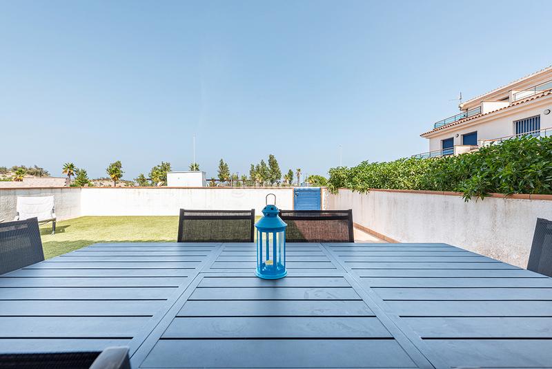 Foto 1dcb354a-d60a-4282-b56e-94d839f11a7d. Casa pareada chalet esquinero con vistas al mar en la preciosa urbanización de riumar en Deltebre