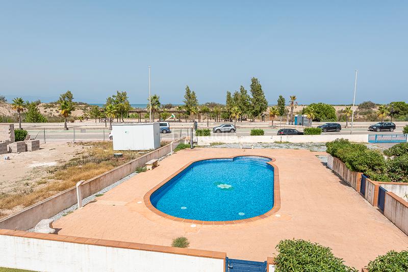 Foto 1f8b6cb1-5109-47d5-afe2-efa7d65d1fb8. Casa pareada chalet esquinero con vistas al mar en la preciosa urbanización de riumar en Deltebre