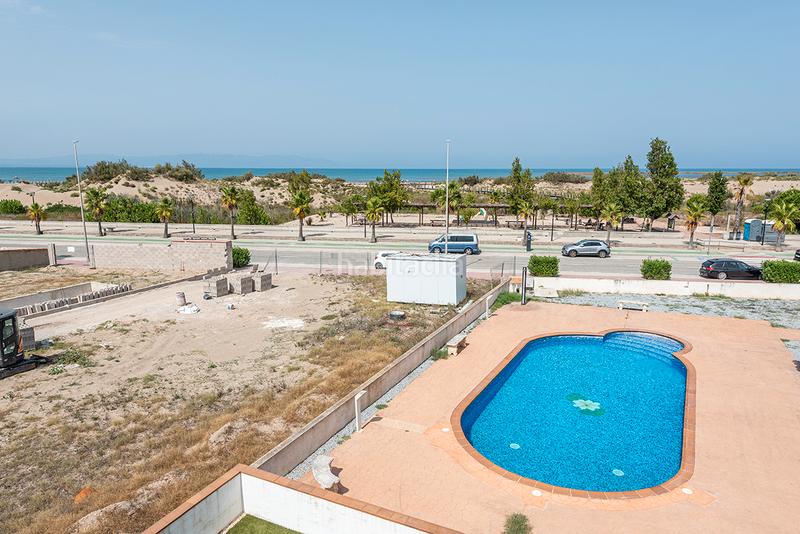Foto 23fedf06-718e-412a-95e0-1f036e7448c8. Casa pareada chalet esquinero con vistas al mar en la preciosa urbanización de riumar en Deltebre