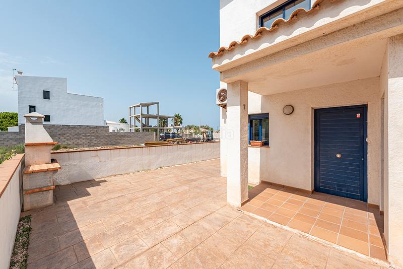 Foto 2a34f2a8-ef20-45bd-9359-b4bdfb676241. Casa pareada chalet esquinero con vistas al mar en la preciosa urbanización de riumar en Deltebre