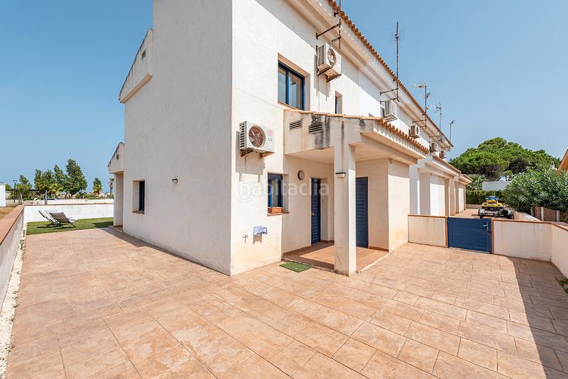 Foto 2bed7e28-cf8a-4dae-b047-9ab64b4a5583. Casa pareada chalet esquinero con vistas al mar en la preciosa urbanización de riumar en Deltebre