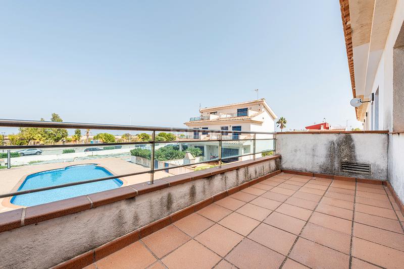 Foto 2f3051d3-93a1-4624-bcba-258b77c38c5a. Casa pareada chalet esquinero con vistas al mar en la preciosa urbanización de riumar en Deltebre