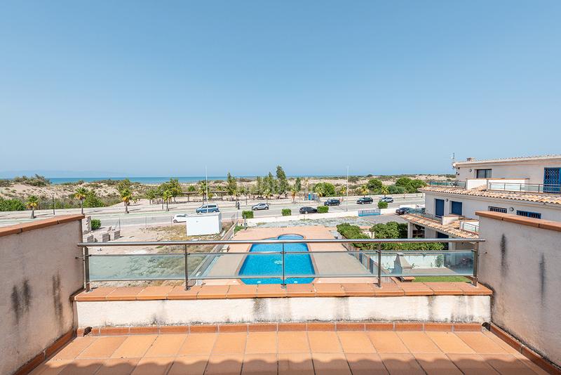Foto 3f6c2001-c4d4-4136-b088-843f75b0617a. Casa pareada chalet esquinero con vistas al mar en la preciosa urbanización de riumar en Deltebre