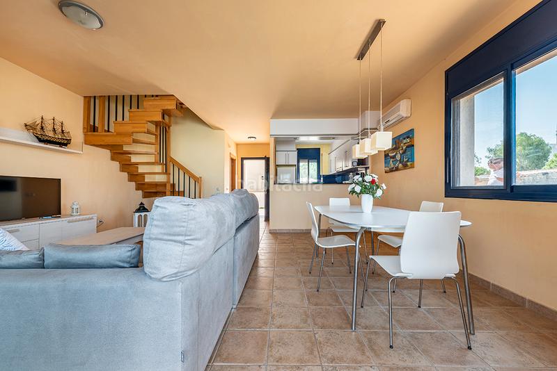 Foto 475f212a-41f8-4862-961f-2fbf9128c7e0. Casa pareada chalet esquinero con vistas al mar en la preciosa urbanización de riumar en Deltebre