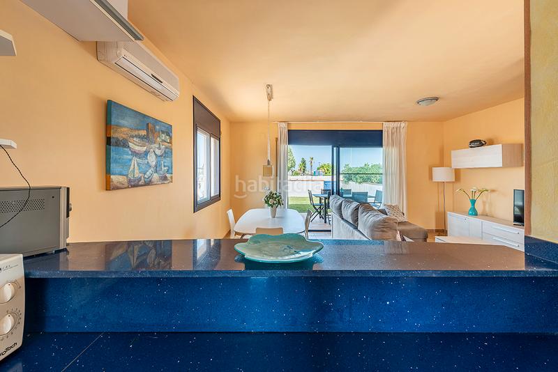 Foto 49f8bdd8-04bc-491d-b274-674c02f34f9d. Casa pareada chalet esquinero con vistas al mar en la preciosa urbanización de riumar en Deltebre