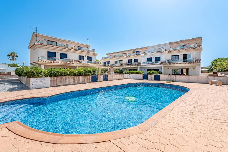 Foto 646006ab-b083-45ac-a9a5-87802e35e8ec. Casa pareada chalet esquinero con vistas al mar en la preciosa urbanización de riumar en Deltebre