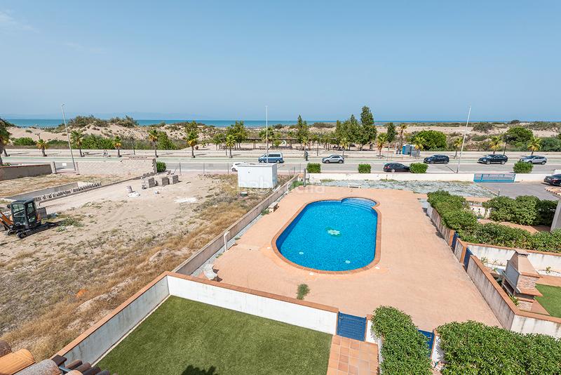 Foto 71415529-1843-4fc6-91eb-b2d0ddb25c99. Casa pareada chalet esquinero con vistas al mar en la preciosa urbanización de riumar en Deltebre