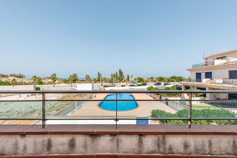 Foto 78ba9522-aea2-4061-b31d-279e6e64eef7. Casa pareada chalet esquinero con vistas al mar en la preciosa urbanización de riumar en Deltebre