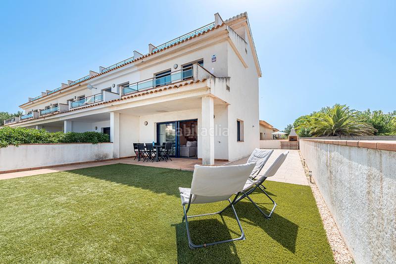 Foto 8acc10db-00db-4067-a7fa-d79f38da1e52. Casa pareada chalet esquinero con vistas al mar en la preciosa urbanización de riumar en Deltebre