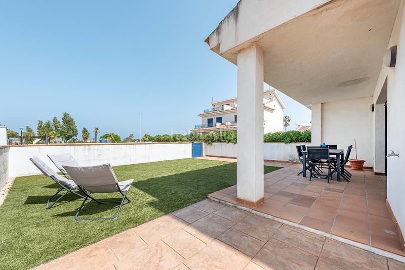Foto 8ed7bd49-f8d9-48db-8e7f-e12dbe865ee0. Casa pareada chalet esquinero con vistas al mar en la preciosa urbanización de riumar en Deltebre