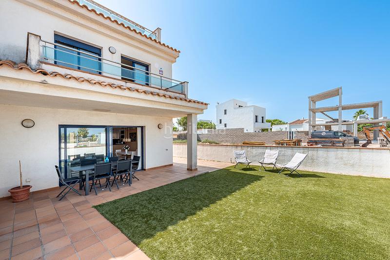 Foto 9174bb58-40f9-419d-8ca2-6c8e67b48eff. Casa pareada chalet esquinero con vistas al mar en la preciosa urbanización de riumar en Deltebre
