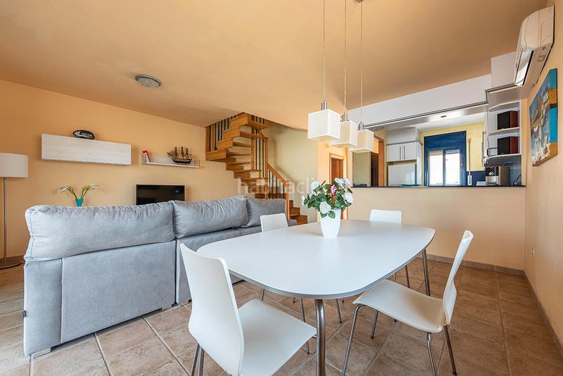 Foto ad9bd05c-ad90-4337-9ec7-cff353c2bf25. Casa pareada chalet esquinero con vistas al mar en la preciosa urbanización de riumar en Deltebre