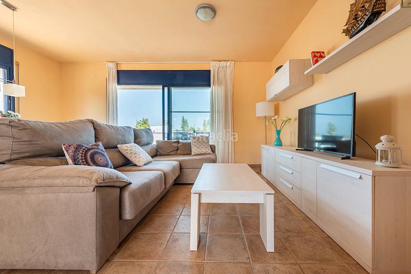 Foto b4946461-b26a-48da-804a-59f5156aa498. Casa pareada chalet esquinero con vistas al mar en la preciosa urbanización de riumar en Deltebre