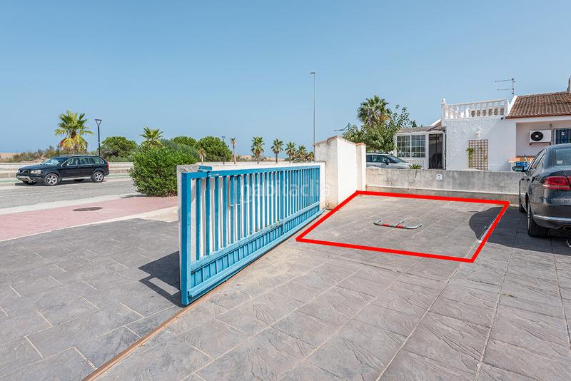 Foto b8c1b5b7-8bee-4def-8f83-48ac0b2e16a5. Casa pareada chalet esquinero con vistas al mar en la preciosa urbanización de riumar en Deltebre