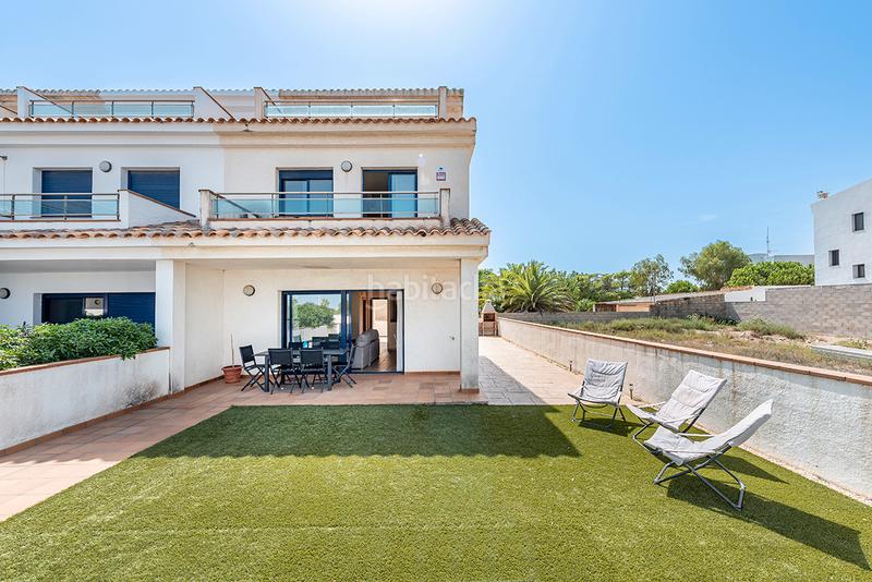 Foto ddd07e0c-7418-443b-bc9d-7874e4027fb9. Casa pareada chalet esquinero con vistas al mar en la preciosa urbanización de riumar en Deltebre
