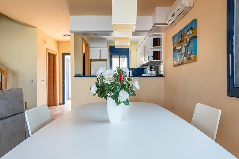 Foto f7c32693-83e8-492d-8092-43b75d92a823. Casa pareada chalet esquinero con vistas al mar en la preciosa urbanización de riumar en Deltebre
