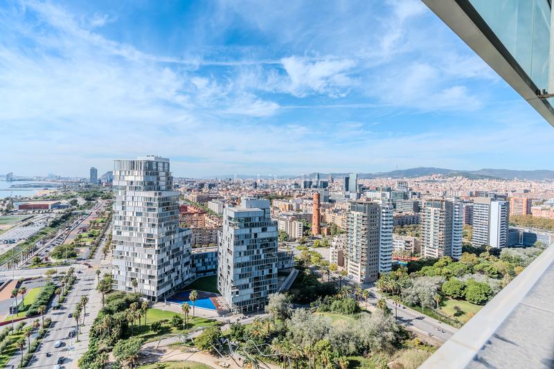 Foto 28529edc-bbfb-40f4-91f9-44259e5f634d. Zweistöckige wohnung mit kamin heizung parking pool in Barcelona