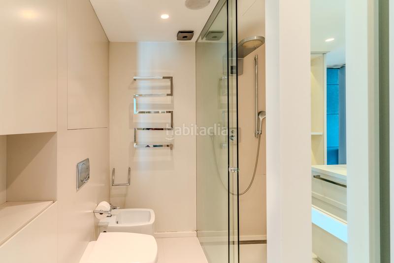 Foto 4ab2d09c-e06e-46d1-a80d-65a7923adc5e. Zweistöckige wohnung mit kamin heizung parking pool in Barcelona