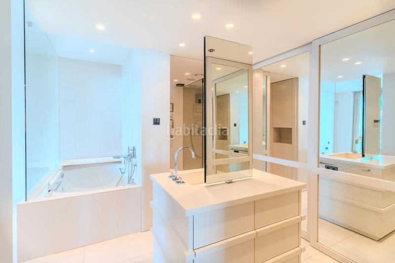 Foto 53344378-876d-4c1b-bcff-ffe17ff621c1. Zweistöckige wohnung mit kamin heizung parking pool in Barcelona