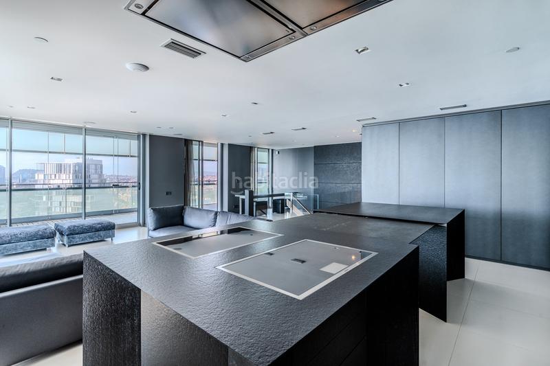 Foto 656881f8-fba0-4910-9cb4-4cb6aa4f4f28. Zweistöckige wohnung mit kamin heizung parking pool in Barcelona