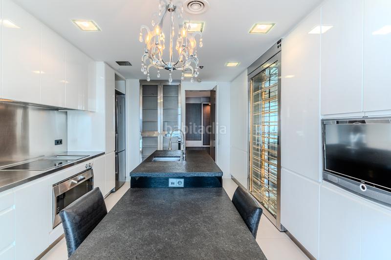 Foto 6892b7ce-ca14-44ba-a6f0-9959a0e8b4f9. Zweistöckige wohnung mit kamin heizung parking pool in Barcelona