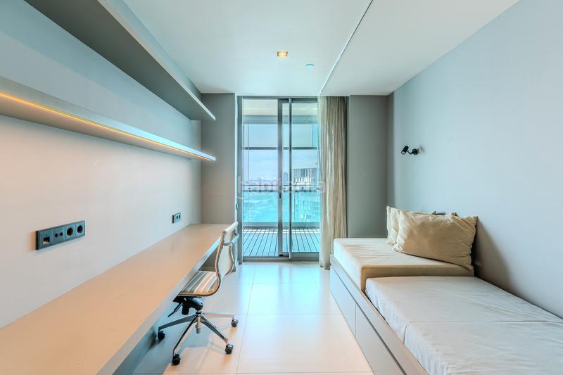 Foto b6f22024-0216-46f3-9c12-4b17c6ce5243. Zweistöckige wohnung mit kamin heizung parking pool in Barcelona