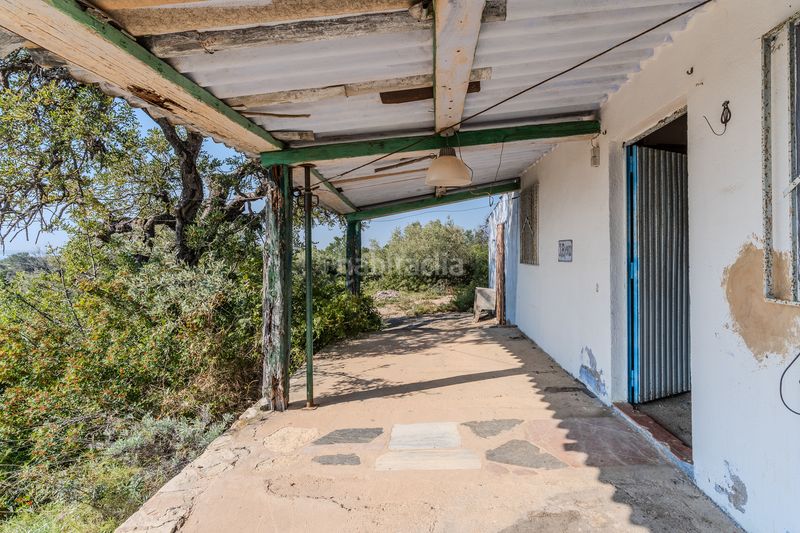 Foto 0e5a2e92-2a9f-4943-a004-d100bf68380b. Masia amb xemeneia a Perelló (El)