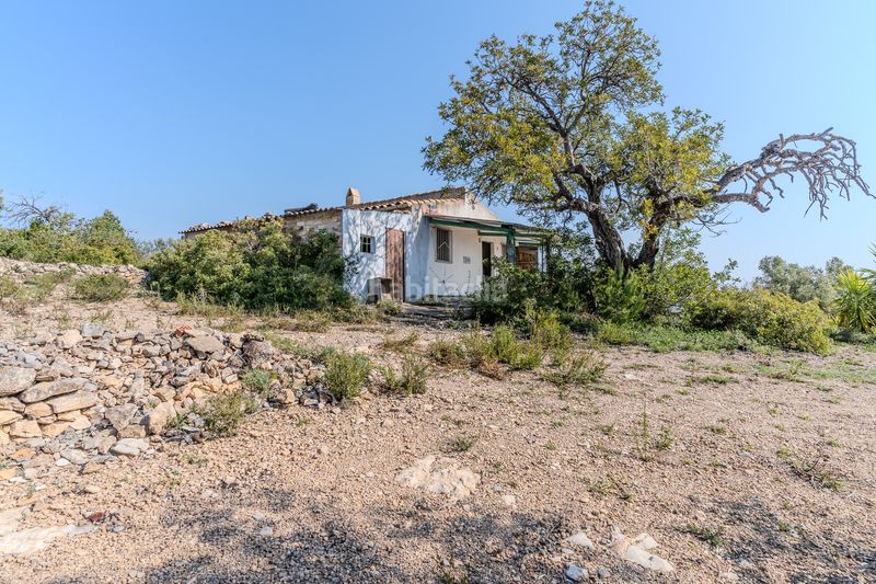 Foto 223b2ba4-49ca-4ffc-85d2-a989bbc7dc29. Masia amb xemeneia a Perelló (El)